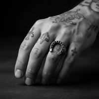 HORSESHOE RING ZIRCONIA NEGRA