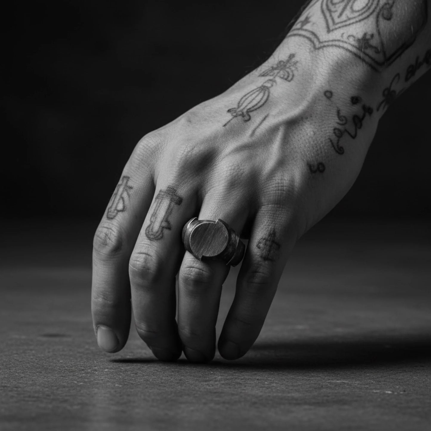 CIRCLE CRACKED RING