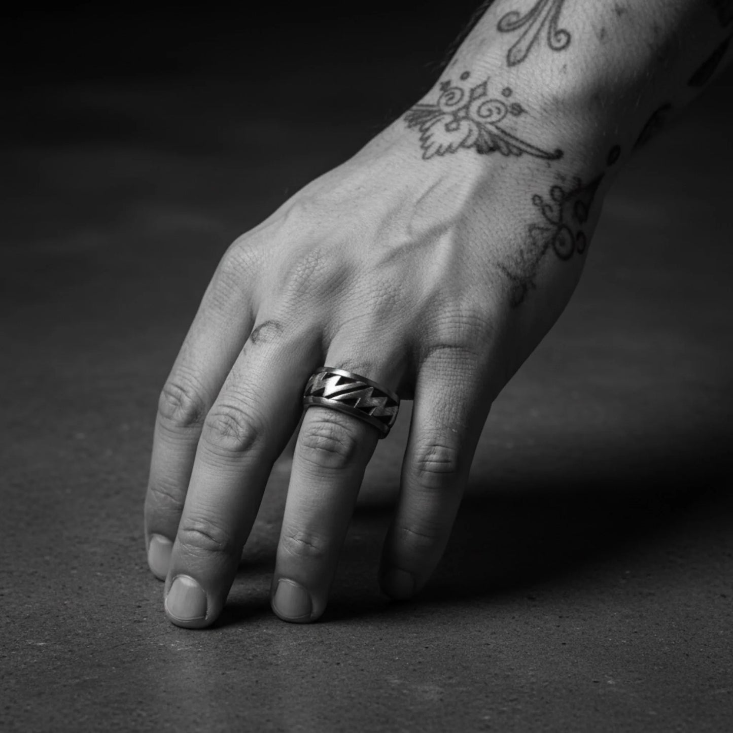 ROUND LIGHTNING BOLT RING