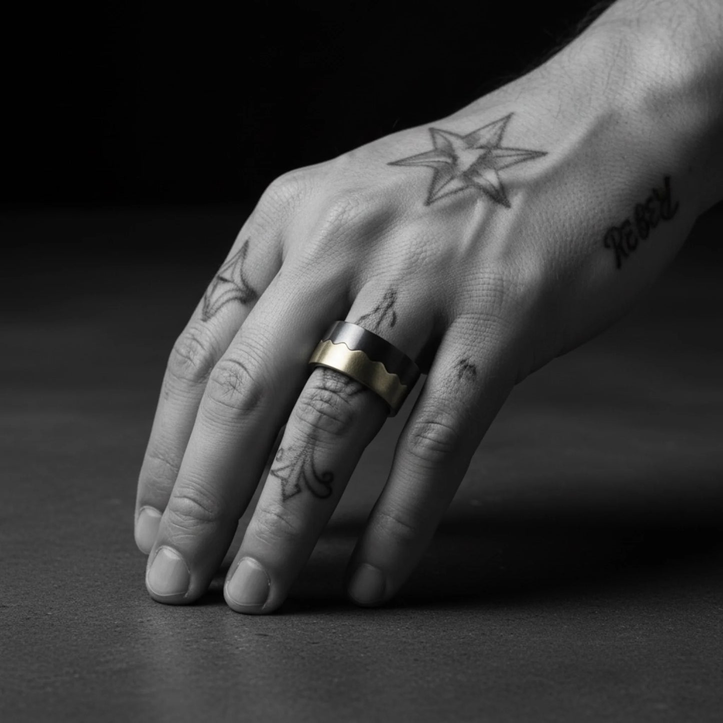 SPLIT EVEN POLISHED N DARK RING
