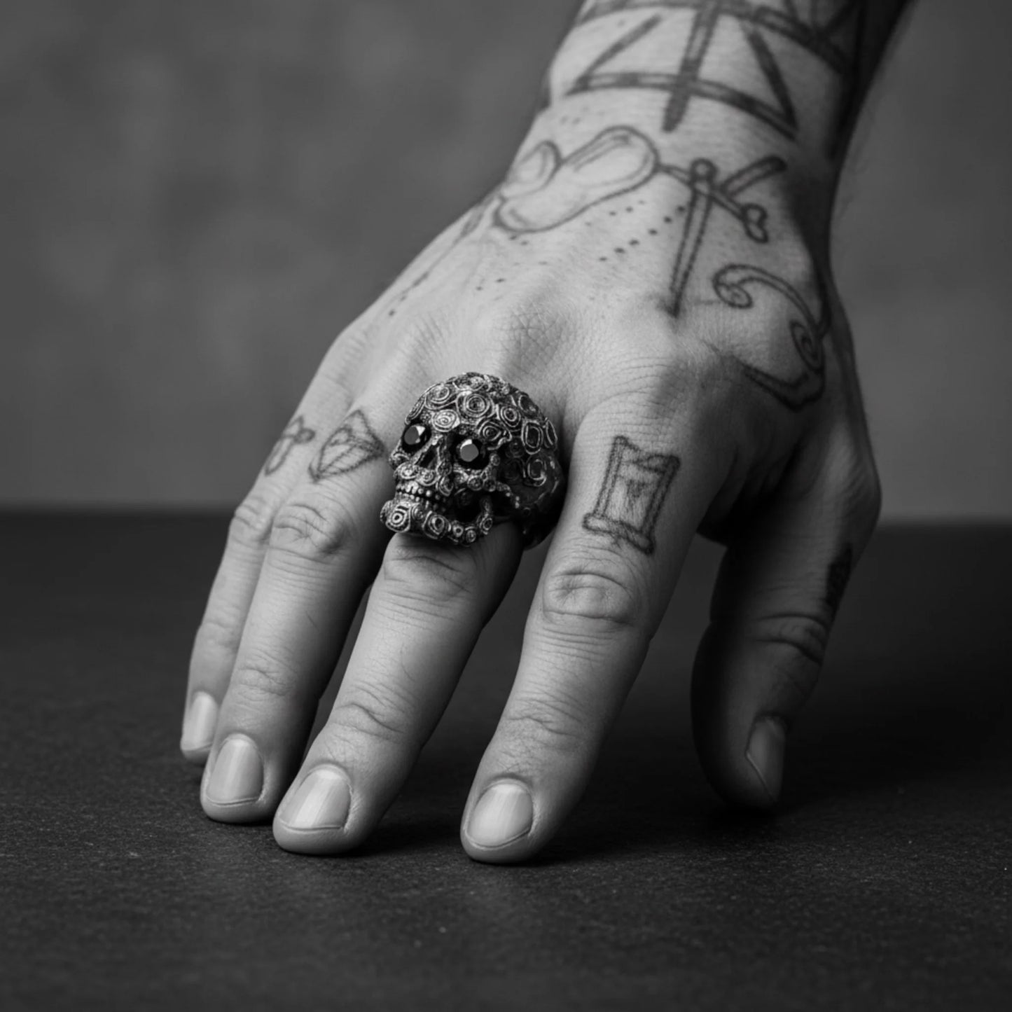 W ROSES SKULL STONE RING