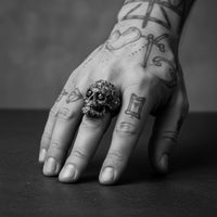 W ROSES SKULL STONE RING