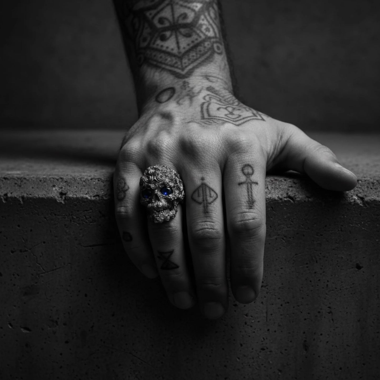 ROSES SKULL STONE RING