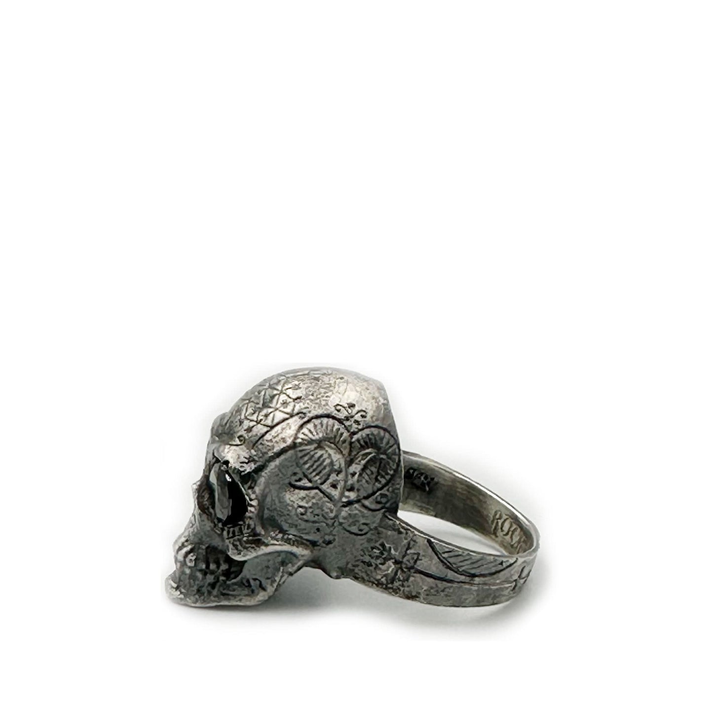 SKULL CARVED HEART RING ONIX EYES