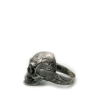 SKULL CARVED HEART RING ONIX EYES