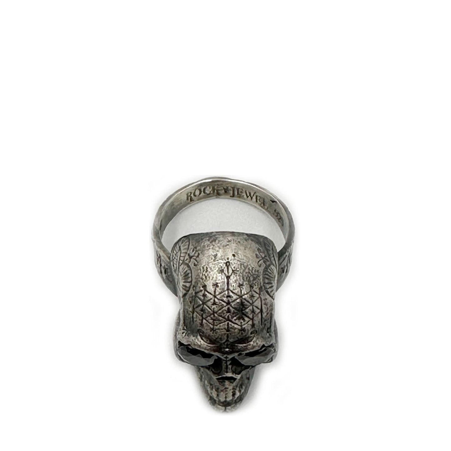 SKULL CARVED HEART RING ONIX EYES