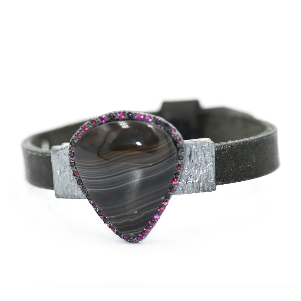 RJ GUITAR PICK BLACK STONE BRACELET