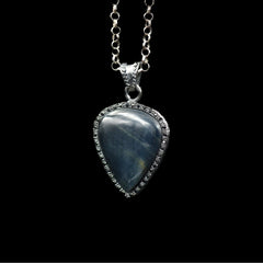 RJ GUITAR PICK STONE LABRADORITE