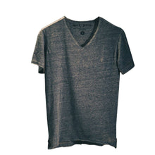 Cargar imagen en el visor de la galería, ICON T-SHIRT CUELLO V GRIS UNISEX - Rock and Jewel
