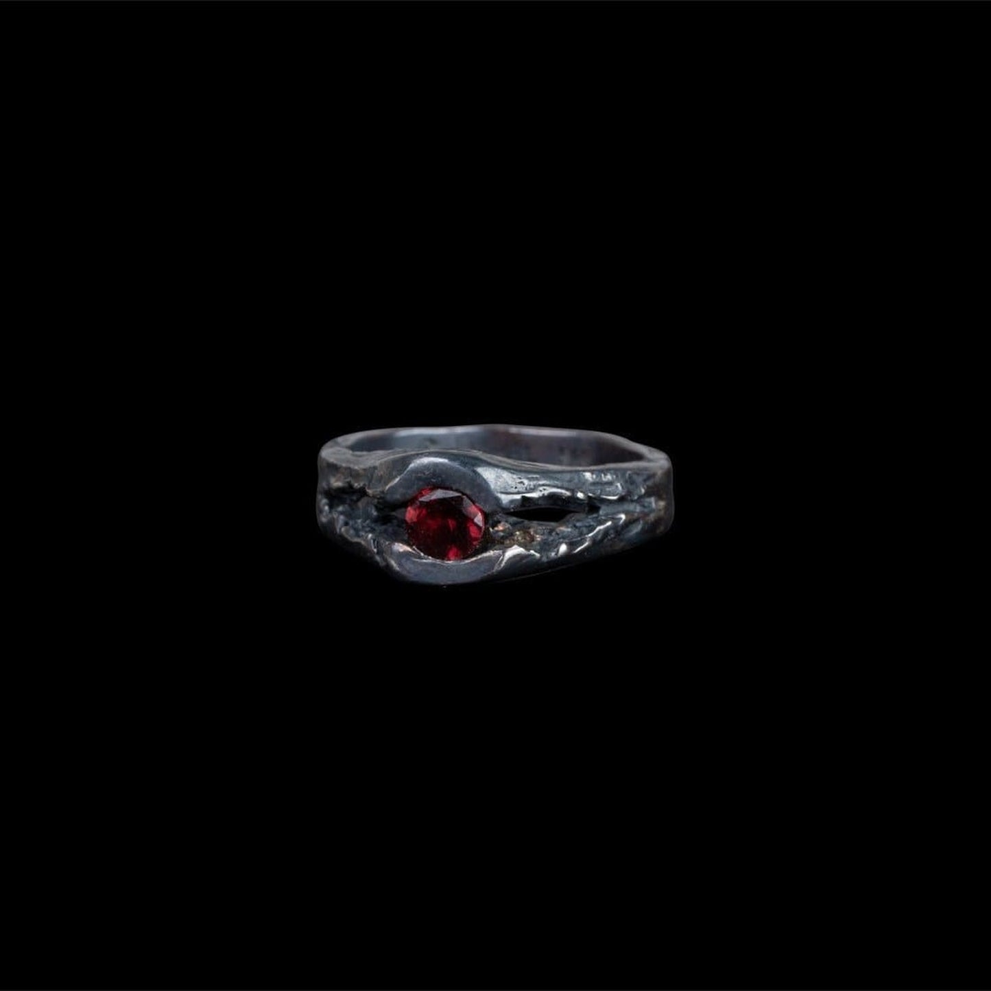 LAVA STONE RING CON GRANATE - Rock and Jewel