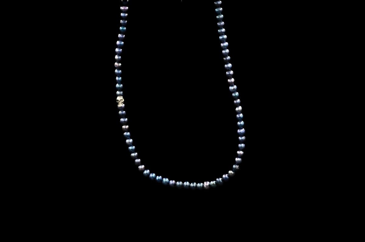 ONE SKULL BLUE PEARL NECKLACE