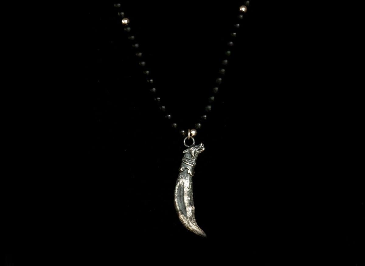 ONIX SILVER WOLF TUSK NECKLACE