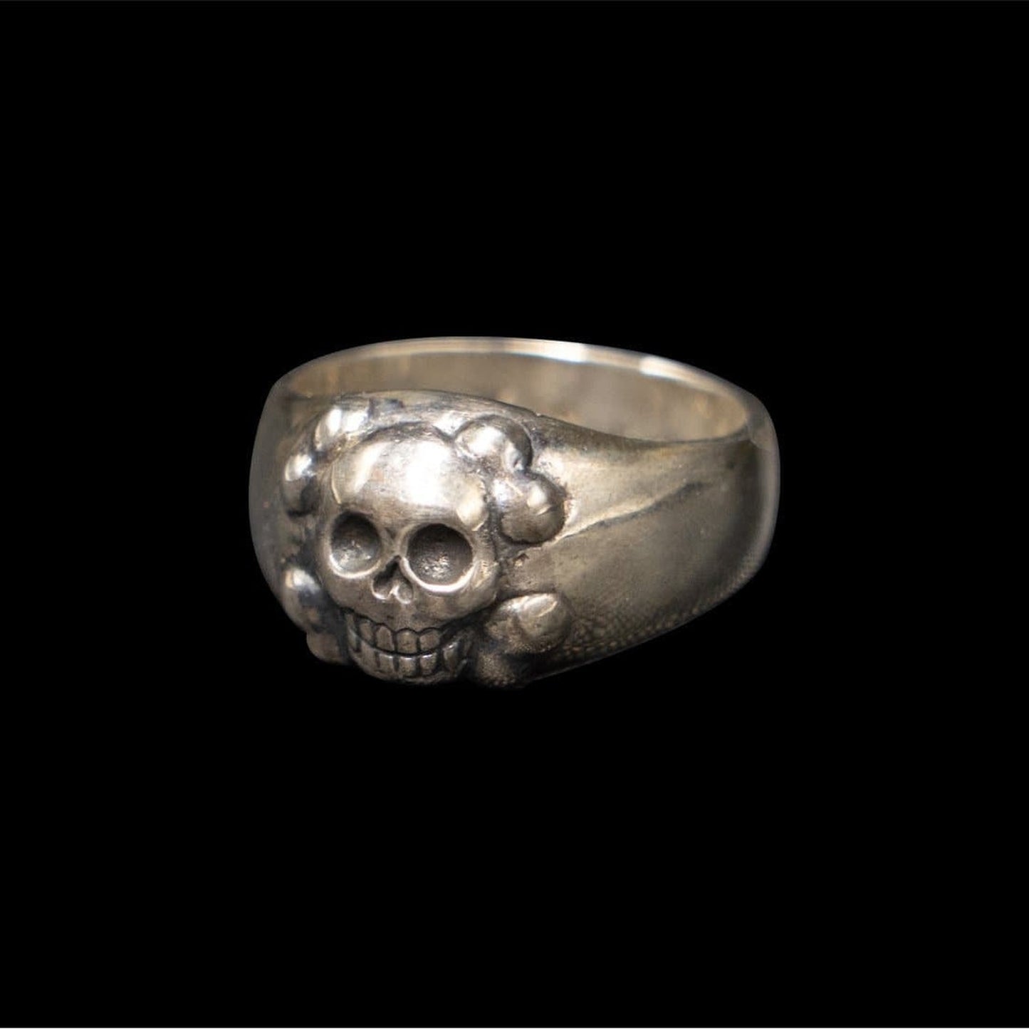 SKULL JOE HAPPY CROSSBONE RING - Rock and Jewel