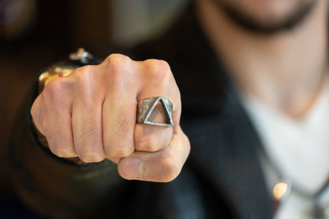 TRIANGLE RING